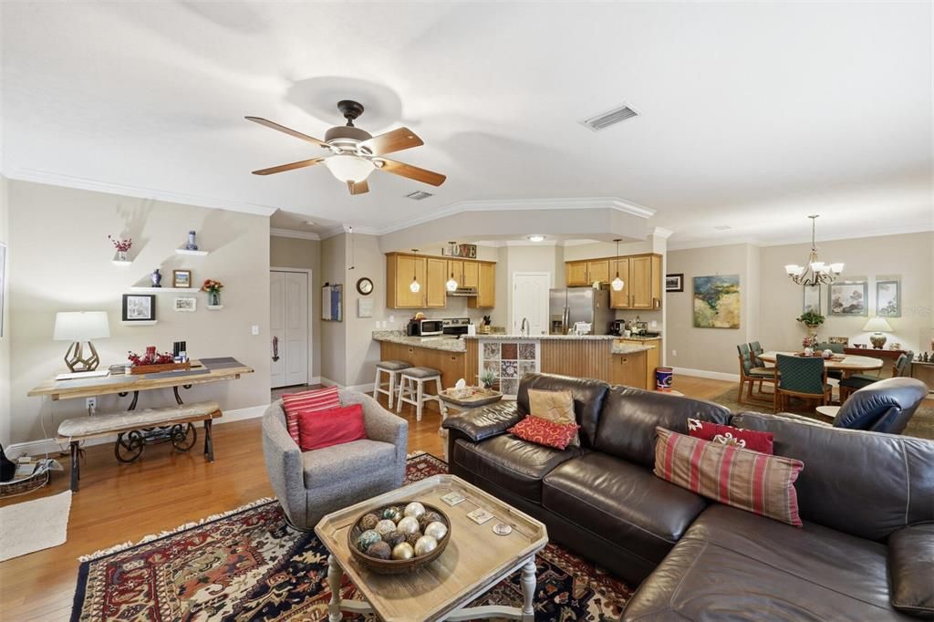 Под контрактом: $350,000 (3 спален, 2 ванн, 1724 Квадратных фут)