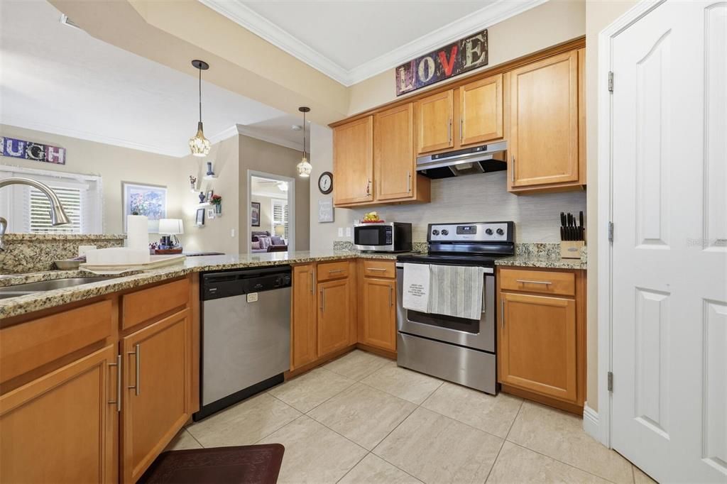 Под контрактом: $350,000 (3 спален, 2 ванн, 1724 Квадратных фут)