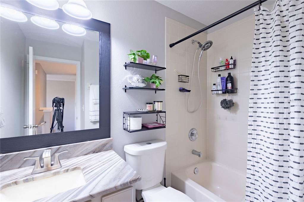 Activo con contrato: $2,390 (3 camas, 2 baños, 1666 Pies cuadrados)