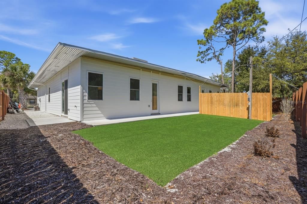 For Sale: $550,000 (6 beds, 0 baths, 2717 Square Feet)