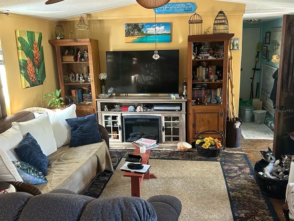 For Sale: $240,000 (2 beds, 2 baths, 924 Square Feet)