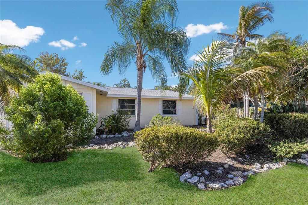 Active With Contract: $999,999 (4 beds, 3 baths, 1982 Square Feet)