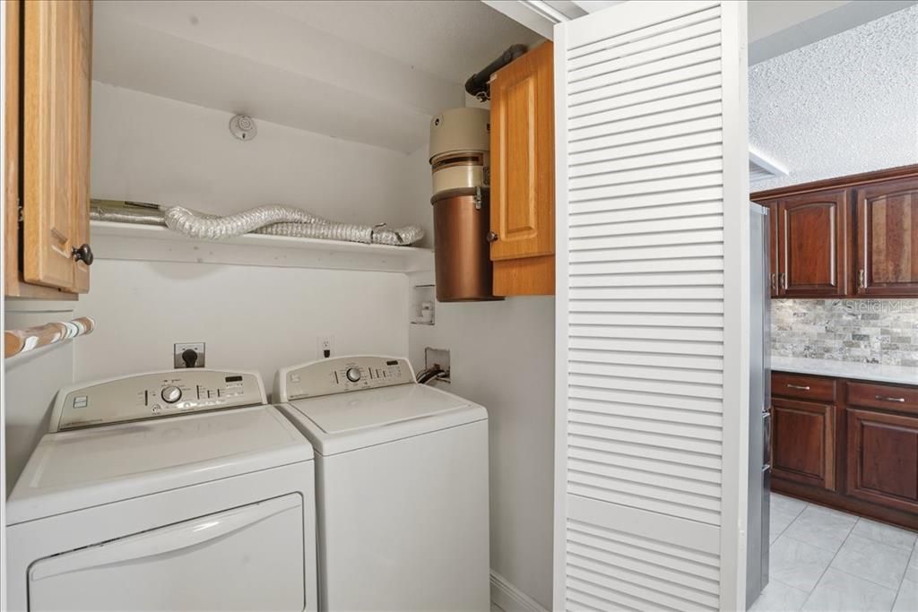 Active With Contract: $325,000 (3 beds, 2 baths, 2210 Square Feet)