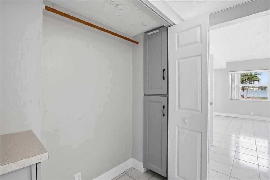 Active With Contract: $325,000 (3 beds, 2 baths, 2210 Square Feet)
