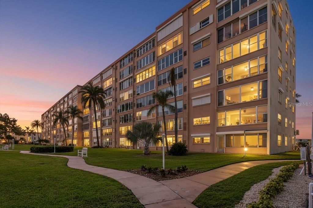 Active With Contract: $325,000 (3 beds, 2 baths, 2210 Square Feet)