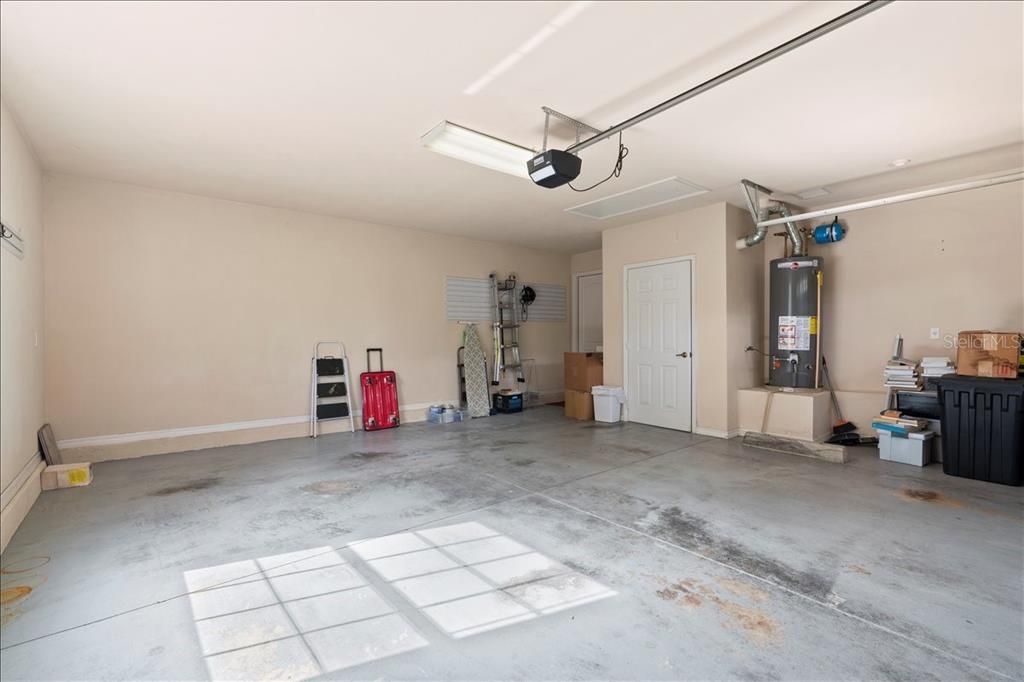 Activo con contrato: $550,000 (4 camas, 3 baños, 2718 Pies cuadrados)