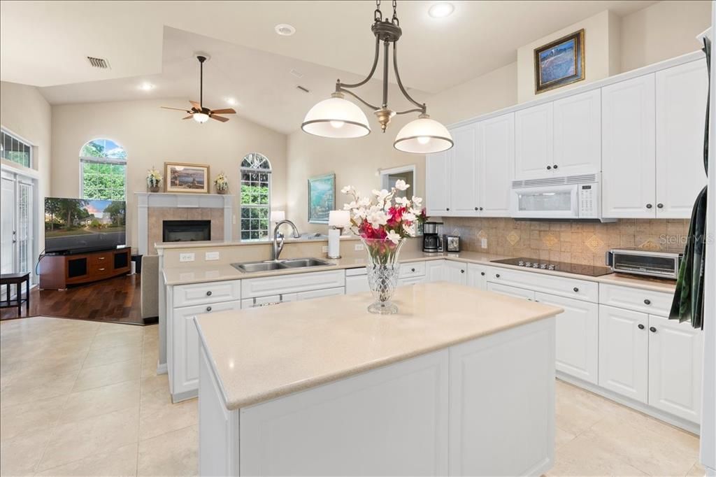 Activo con contrato: $550,000 (4 camas, 3 baños, 2718 Pies cuadrados)