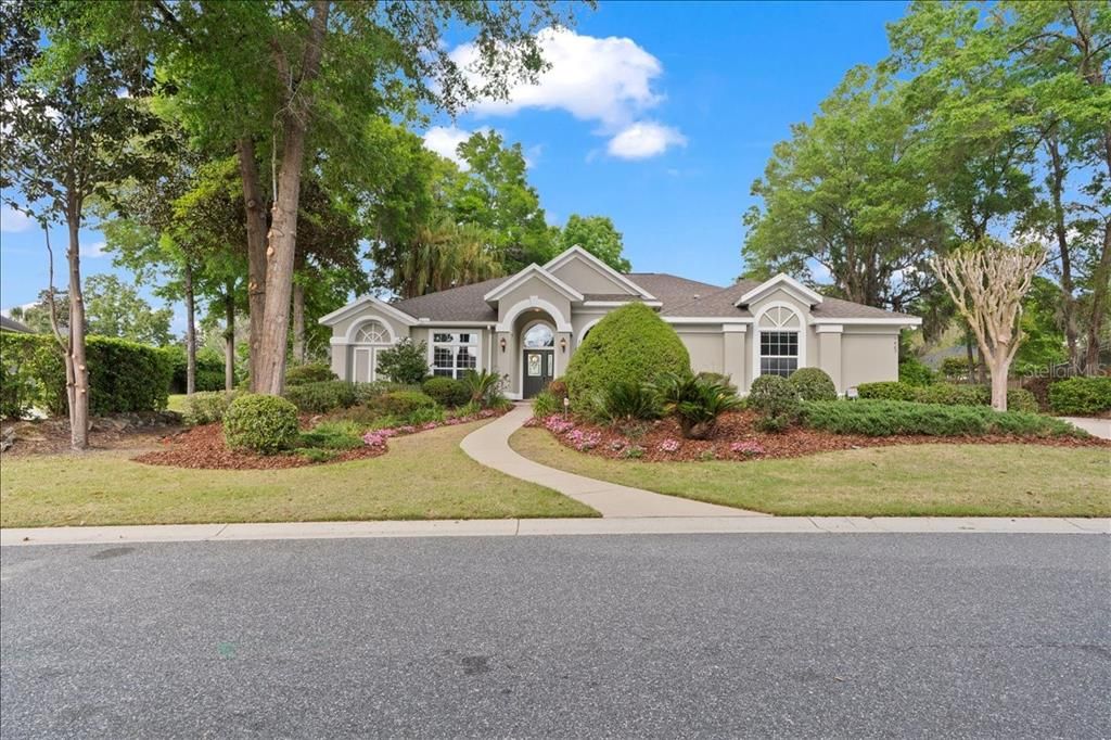 Activo con contrato: $550,000 (4 camas, 3 baños, 2718 Pies cuadrados)