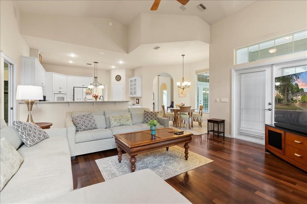 Activo con contrato: $550,000 (4 camas, 3 baños, 2718 Pies cuadrados)