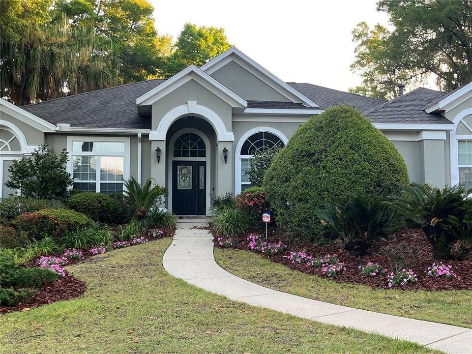 Activo con contrato: $550,000 (4 camas, 3 baños, 2718 Pies cuadrados)