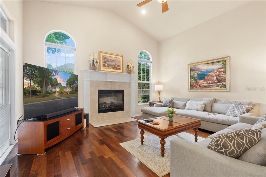 Activo con contrato: $550,000 (4 camas, 3 baños, 2718 Pies cuadrados)