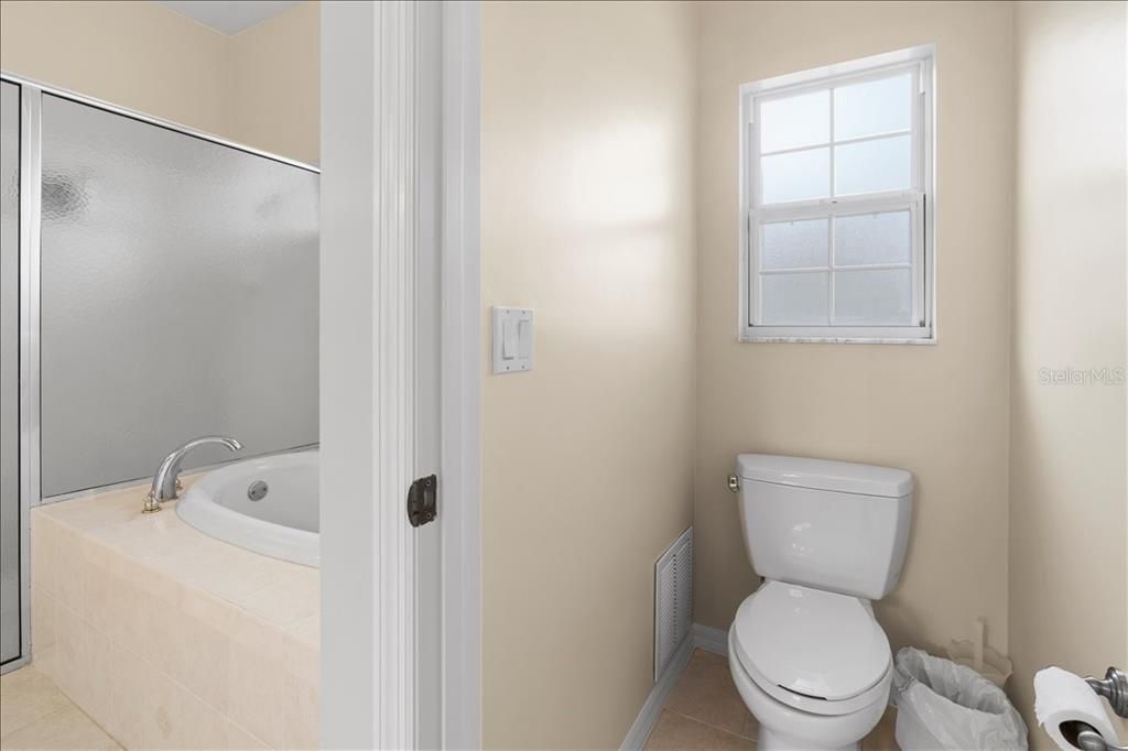 Activo con contrato: $550,000 (4 camas, 3 baños, 2718 Pies cuadrados)