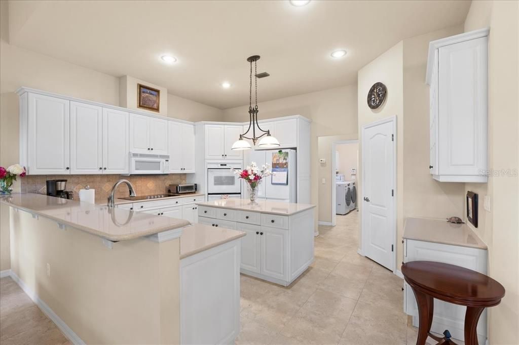 Activo con contrato: $550,000 (4 camas, 3 baños, 2718 Pies cuadrados)