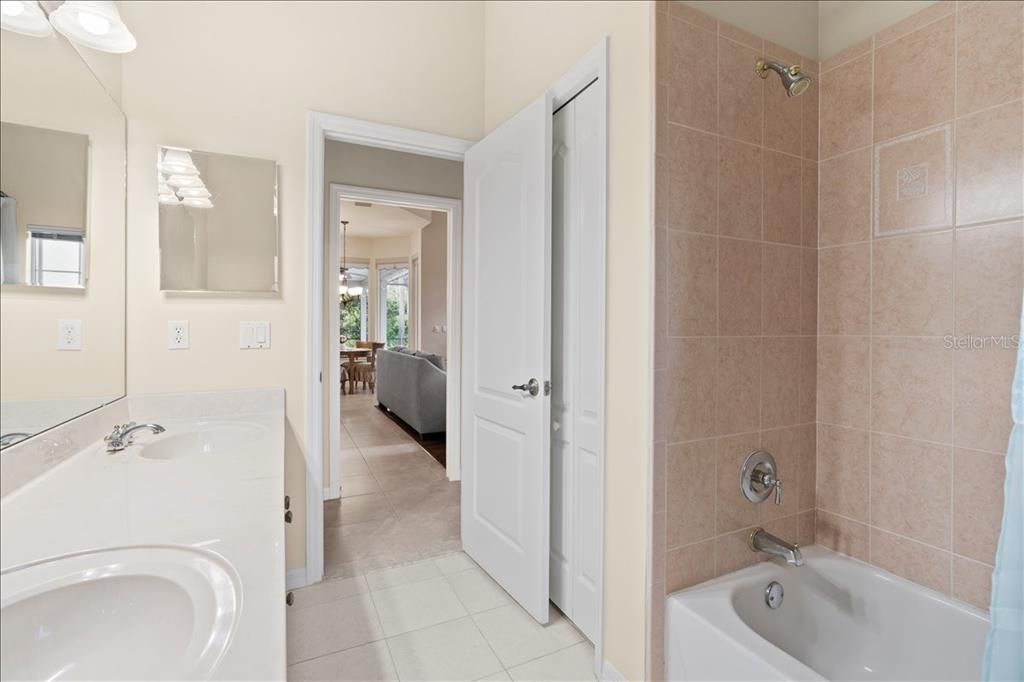 Activo con contrato: $550,000 (4 camas, 3 baños, 2718 Pies cuadrados)