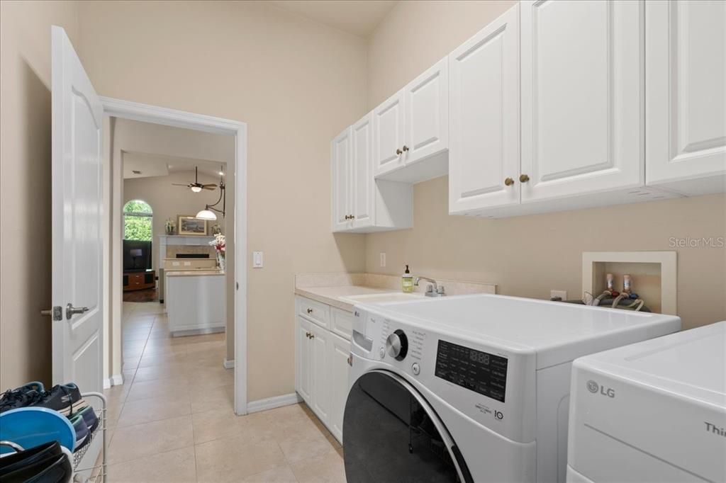 Activo con contrato: $550,000 (4 camas, 3 baños, 2718 Pies cuadrados)