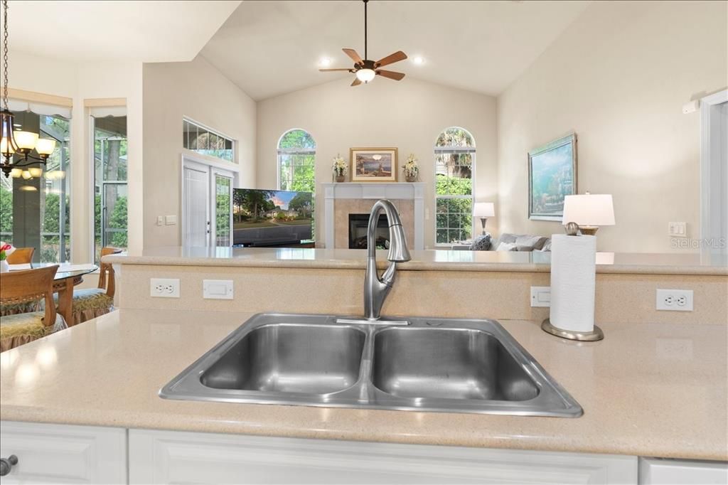 Activo con contrato: $550,000 (4 camas, 3 baños, 2718 Pies cuadrados)