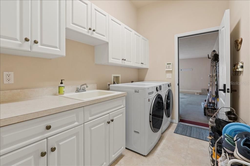 Activo con contrato: $550,000 (4 camas, 3 baños, 2718 Pies cuadrados)