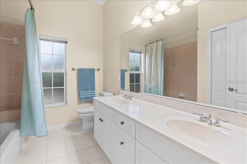 Activo con contrato: $550,000 (4 camas, 3 baños, 2718 Pies cuadrados)