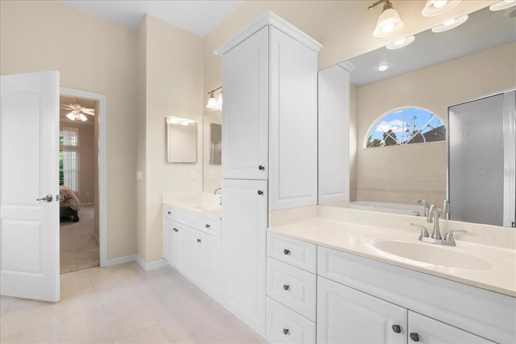 Activo con contrato: $550,000 (4 camas, 3 baños, 2718 Pies cuadrados)