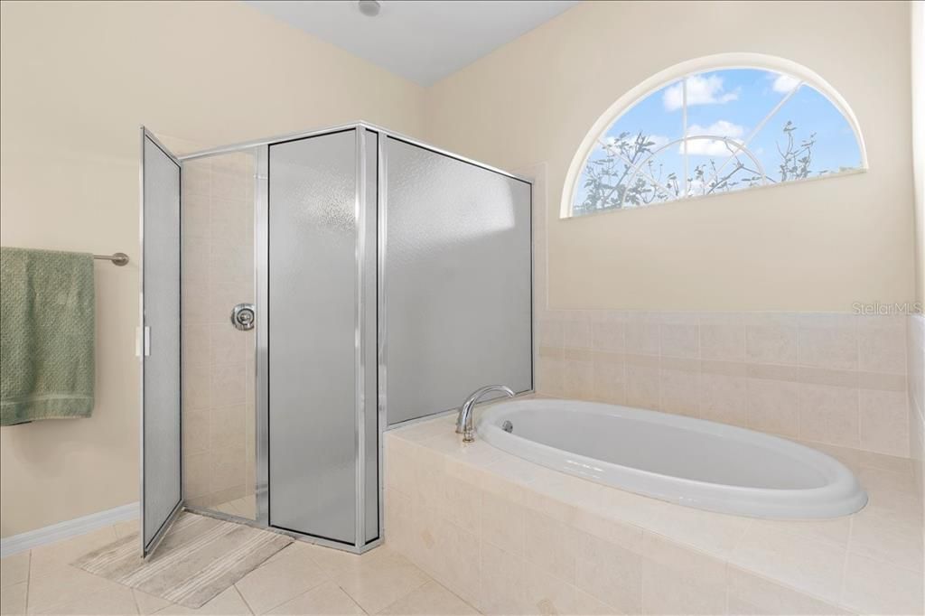 Activo con contrato: $550,000 (4 camas, 3 baños, 2718 Pies cuadrados)