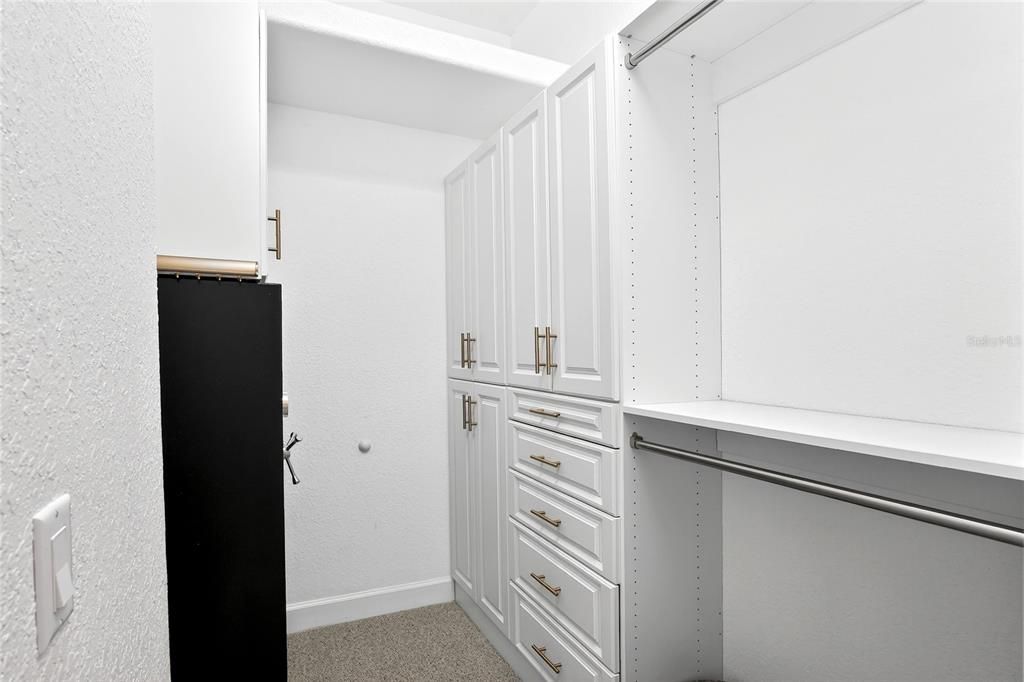 Active With Contract: $442,000 (3 beds, 2 baths, 2433 Square Feet)