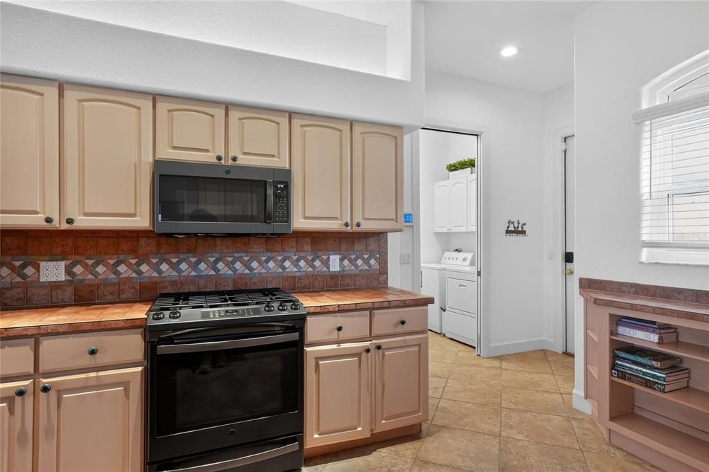 Active With Contract: $442,000 (3 beds, 2 baths, 2433 Square Feet)