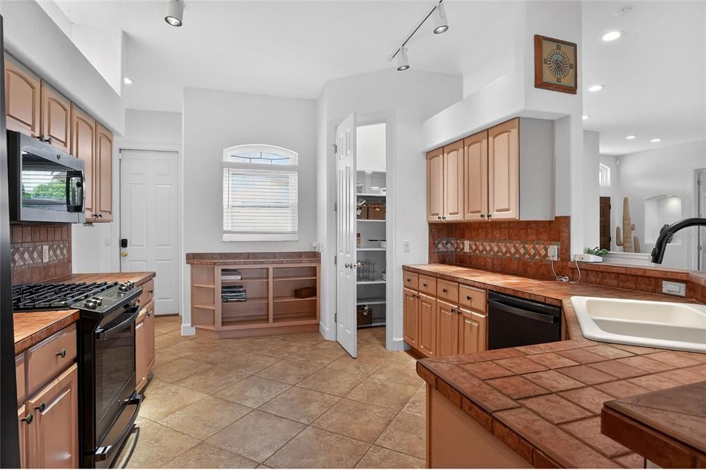 Active With Contract: $442,000 (3 beds, 2 baths, 2433 Square Feet)