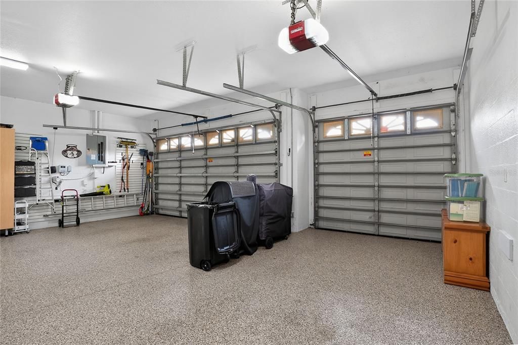 Active With Contract: $442,000 (3 beds, 2 baths, 2433 Square Feet)