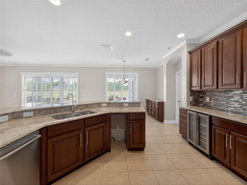 Activo con contrato: $689,900 (5 camas, 3 baños, 3540 Pies cuadrados)