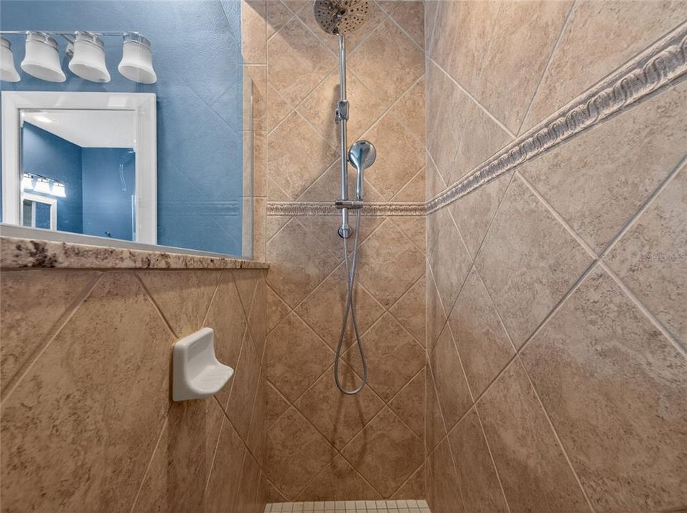 Activo con contrato: $689,900 (5 camas, 3 baños, 3540 Pies cuadrados)