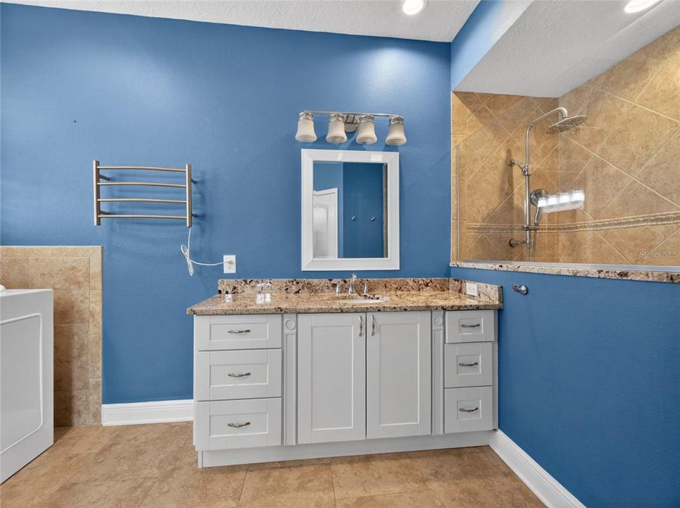 Activo con contrato: $689,900 (5 camas, 3 baños, 3540 Pies cuadrados)