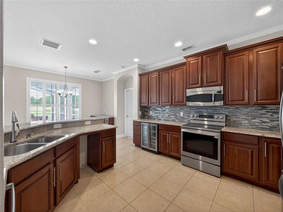 Activo con contrato: $689,900 (5 camas, 3 baños, 3540 Pies cuadrados)