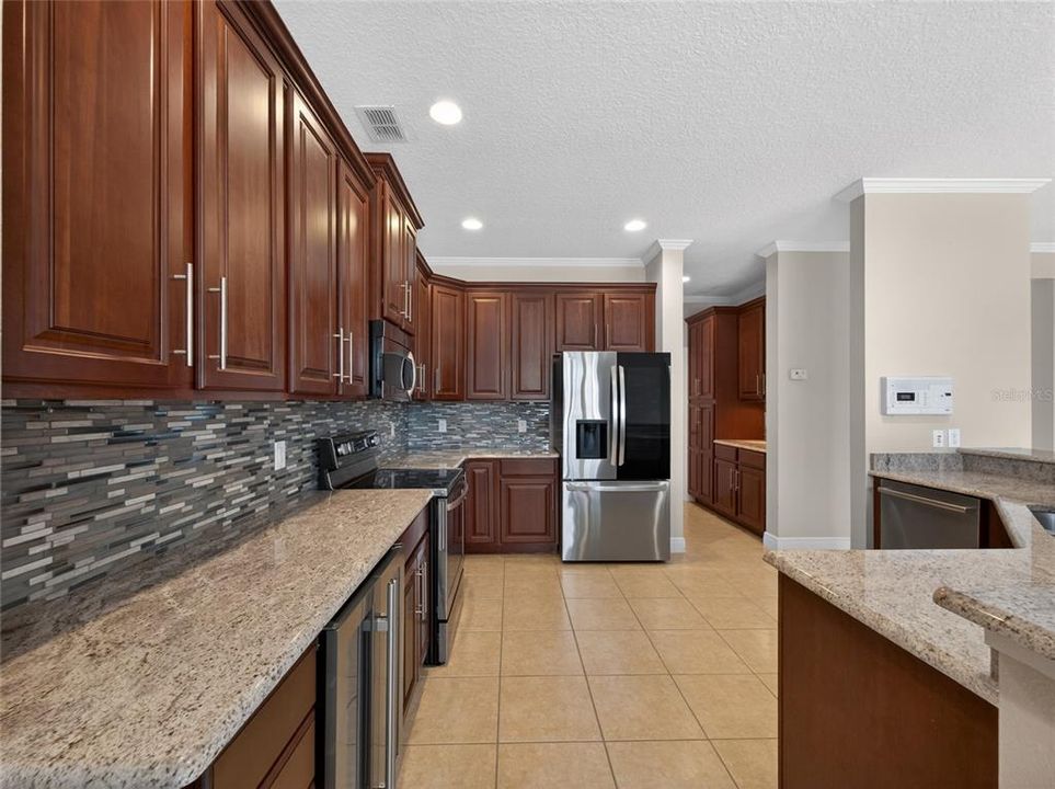 Activo con contrato: $689,900 (5 camas, 3 baños, 3540 Pies cuadrados)