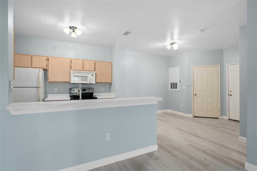 Active With Contract: $199,900 (2 beds, 2 baths, 1142 Square Feet)