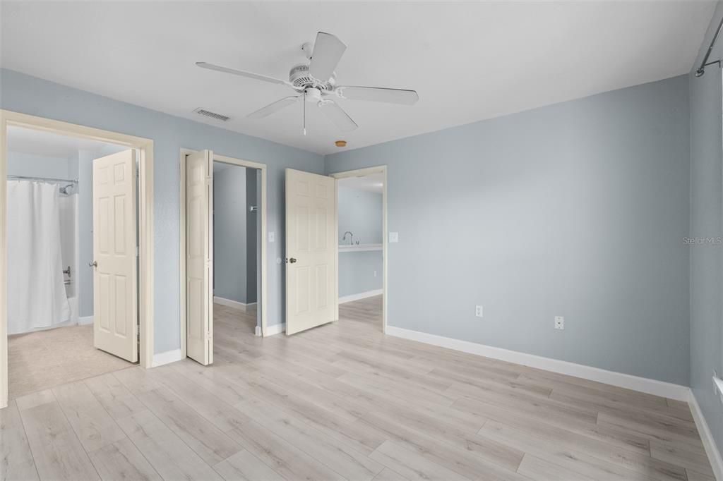 Active With Contract: $199,900 (2 beds, 2 baths, 1142 Square Feet)