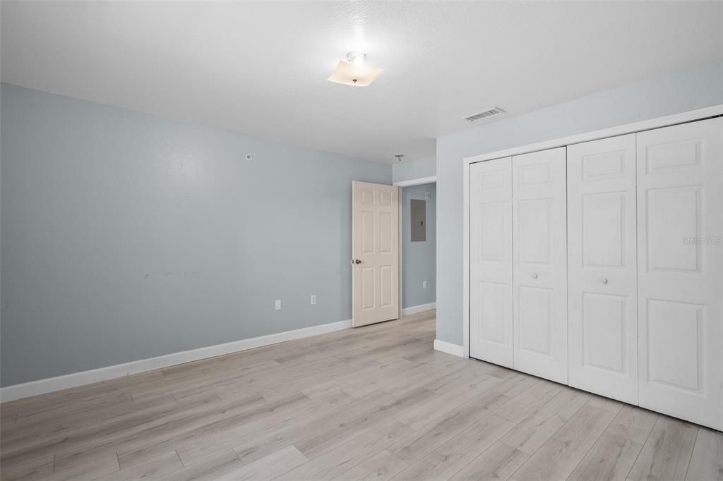 Active With Contract: $199,900 (2 beds, 2 baths, 1142 Square Feet)