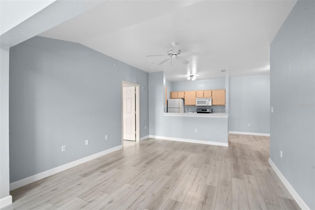 Active With Contract: $199,900 (2 beds, 2 baths, 1142 Square Feet)