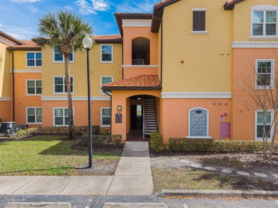 Active With Contract: $199,900 (2 beds, 2 baths, 1142 Square Feet)
