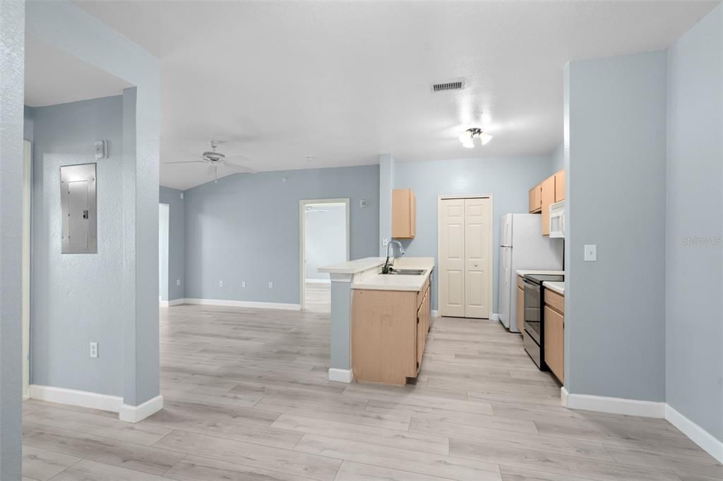 Active With Contract: $199,900 (2 beds, 2 baths, 1142 Square Feet)