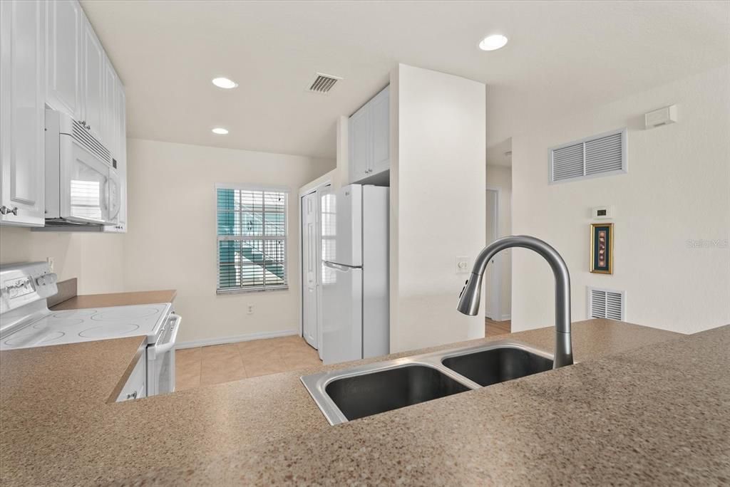 For Sale: $237,500 (2 beds, 2 baths, 1168 Square Feet)