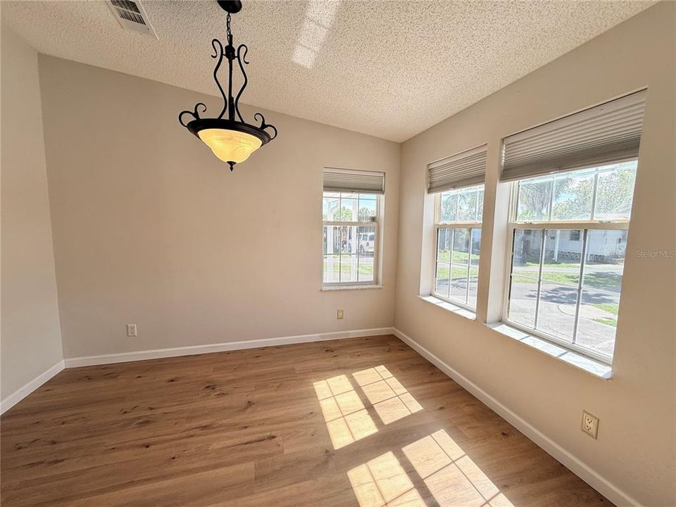 For Sale: $164,000 (2 beds, 2 baths, 1128 Square Feet)