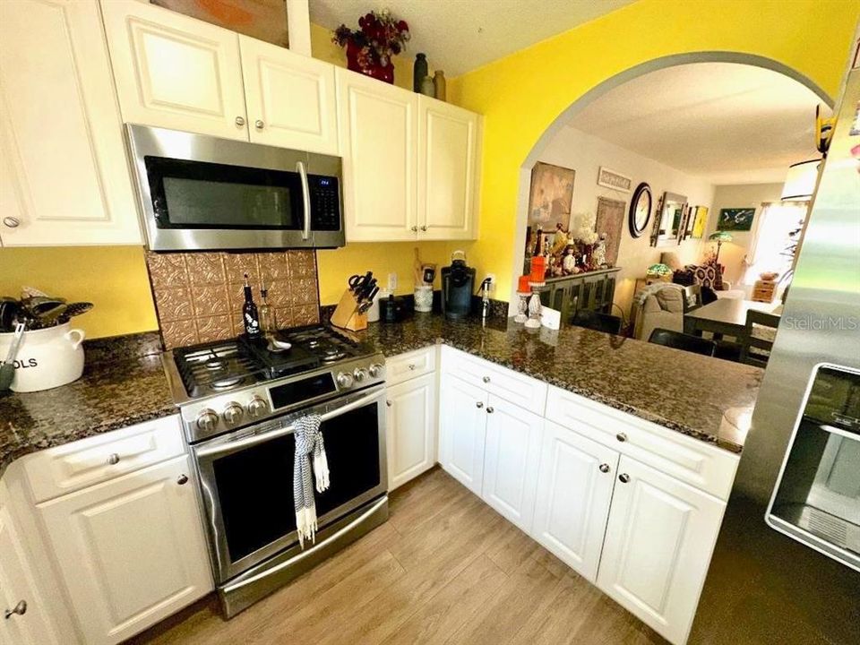 На продажу: $149,900 (3 спален, 2 ванн, 1241 Квадратных фут)