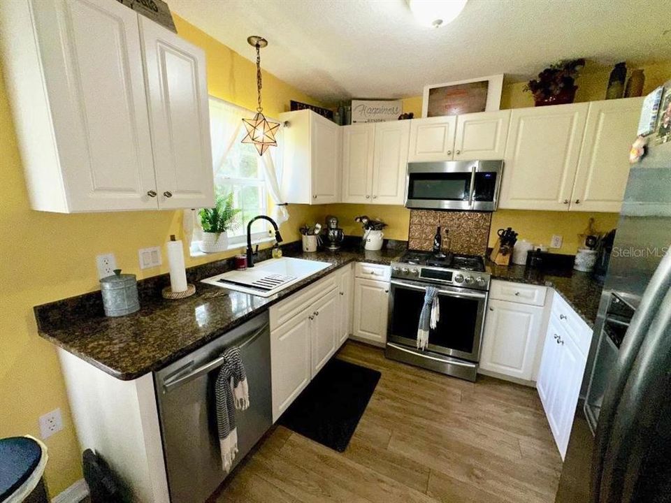 На продажу: $149,900 (3 спален, 2 ванн, 1241 Квадратных фут)