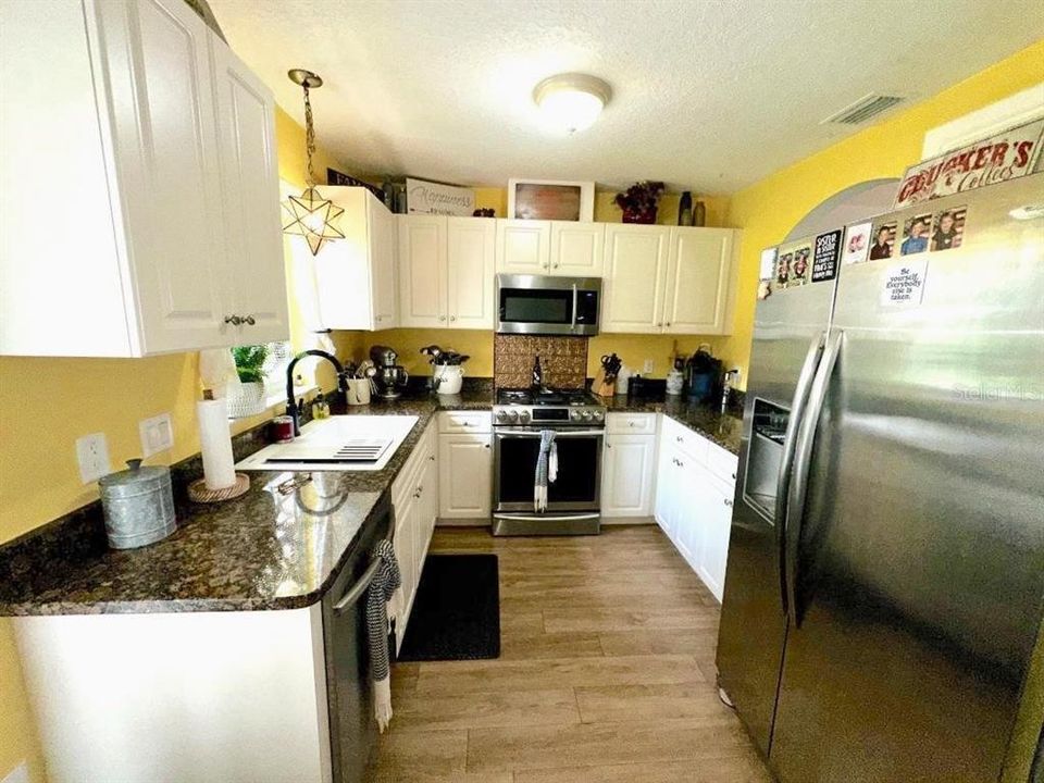 На продажу: $149,900 (3 спален, 2 ванн, 1241 Квадратных фут)
