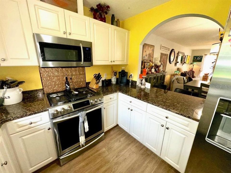 На продажу: $149,900 (3 спален, 2 ванн, 1241 Квадратных фут)