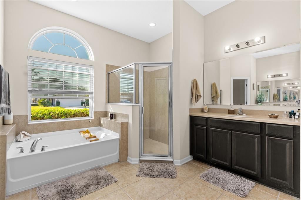 Activo con contrato: $425,000 (4 camas, 2 baños, 2231 Pies cuadrados)