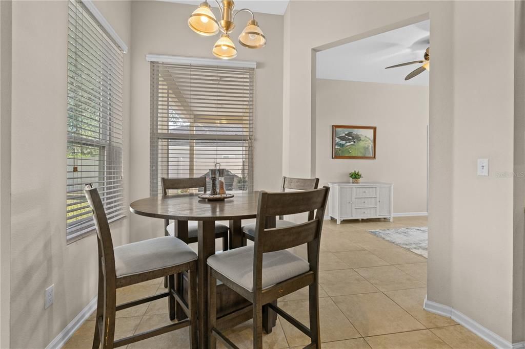 Activo con contrato: $425,000 (4 camas, 2 baños, 2231 Pies cuadrados)