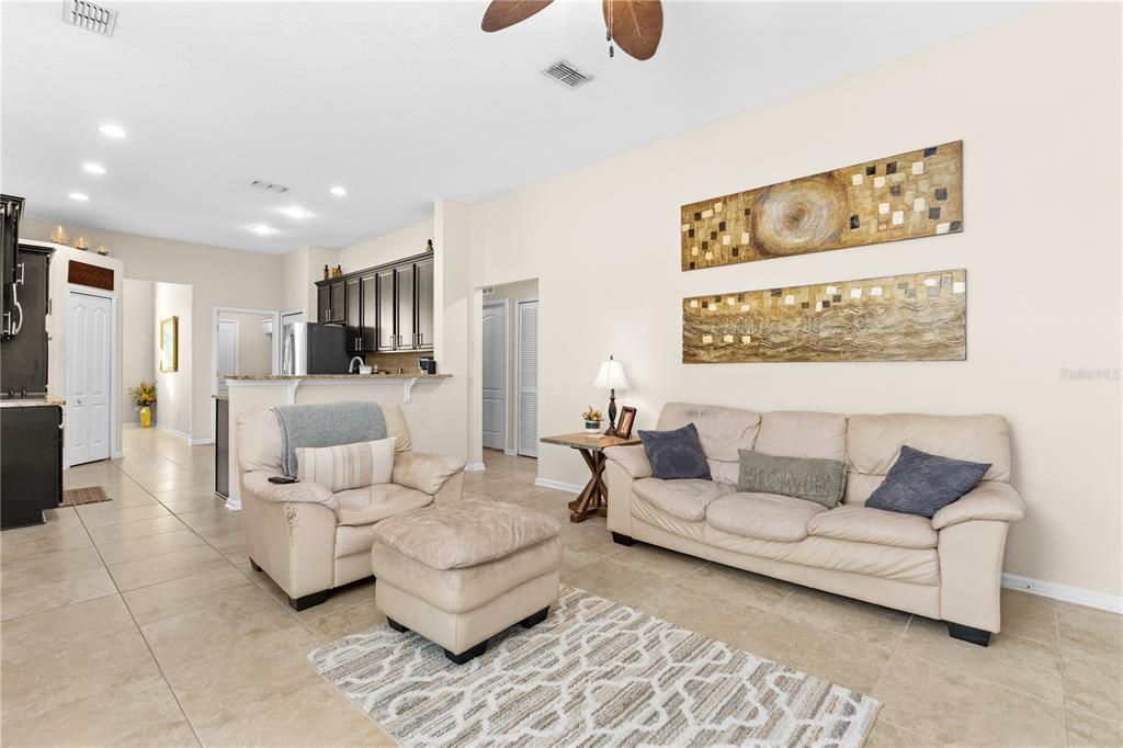 Activo con contrato: $425,000 (4 camas, 2 baños, 2231 Pies cuadrados)