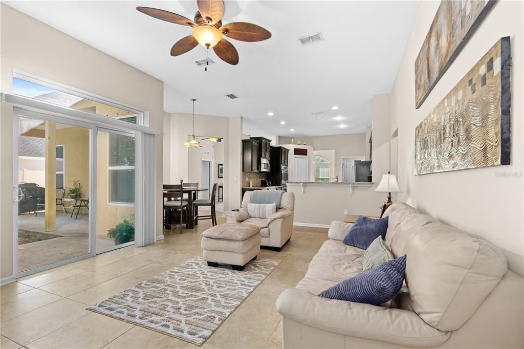 Activo con contrato: $425,000 (4 camas, 2 baños, 2231 Pies cuadrados)