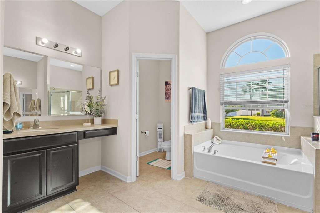 Activo con contrato: $425,000 (4 camas, 2 baños, 2231 Pies cuadrados)